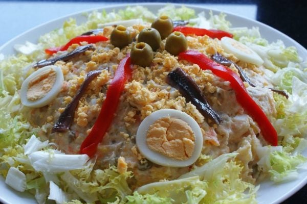 Ensaladilla rusa con atún claro y anchoas