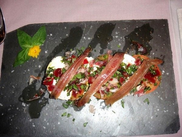 Ensalada caprese con anchoas del Cantábrico