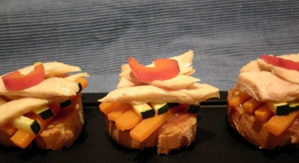 Tosta de ventresca de bonito con verduras