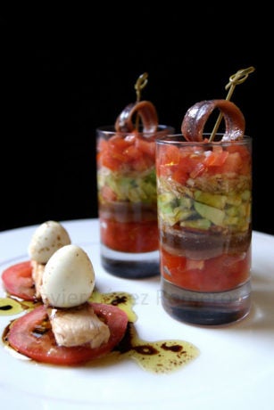 Vasitos de ensalada de aguacate con anchoa a la vinagreta de Módena