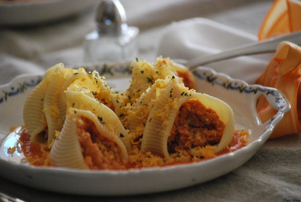 Caracolas rellenas de atún y huevo duro, con salsa suave de tomate