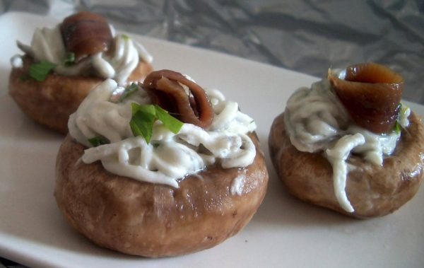 Champiñones rellenos de queso, gulas y anchoas
