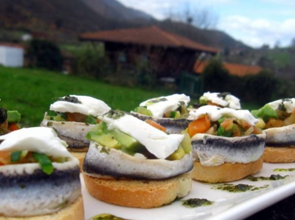Canapé navideño de boquerón en vinagre con verduritas y queso