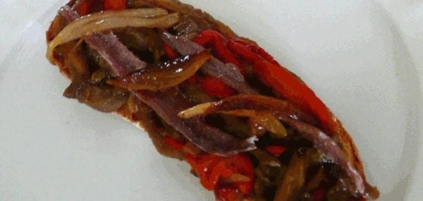 Tosta de escalibada con anchoas