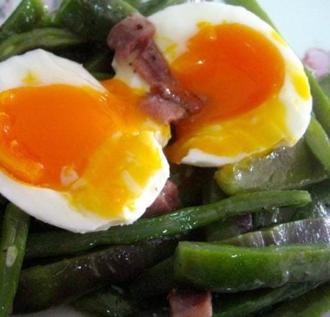 Judías verdes con huevo y anchoas
