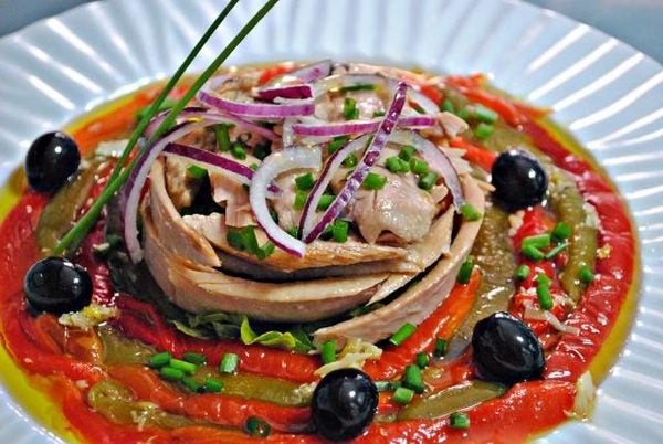 Ensalada de ventresca de Bonito del Norte con pimientos asados aliñados