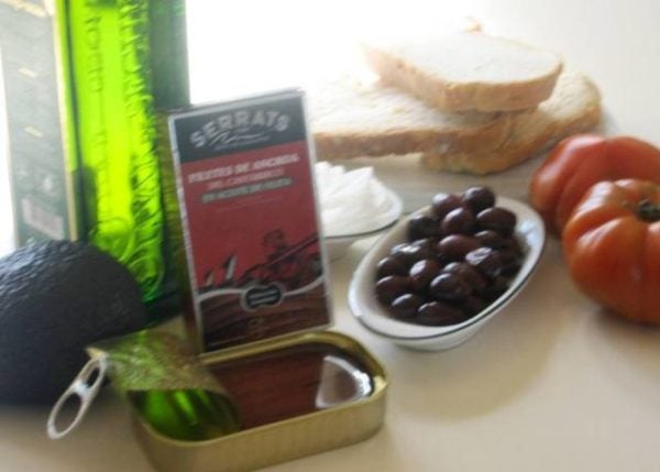Ingredientes de la tosta de aguacate y anchoas