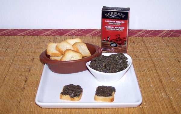 Olivada casera con anchoas del Cantábrico