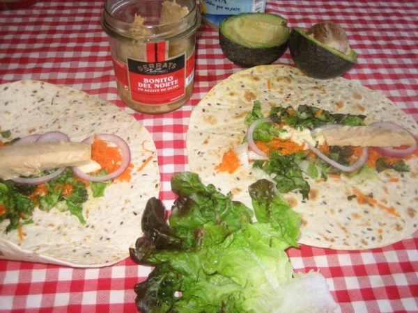 Wraps de bonito del norte, aguacate y gambas