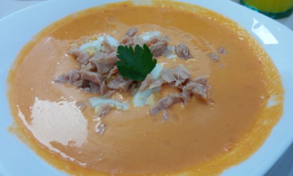 Salmorejo con atún y huevo duro
