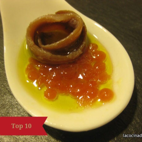 Canapé de caviar de tomate con anchoa