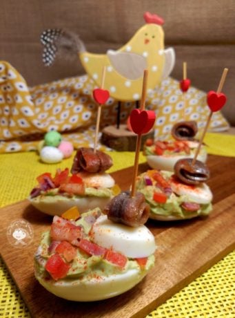 Canapé navideño de huevos rellenos con guacamole y anchoas