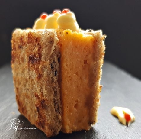 Canapés de Navidad: Mini sándwich de pudin de atún