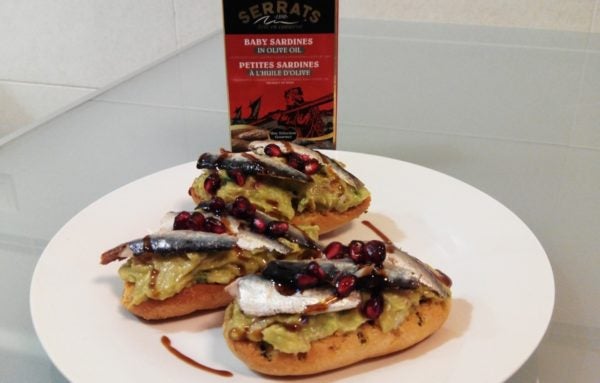 Pintxo de sardinillas con guacamole y granada