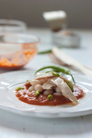 Ensalada de pochas y ventresca, sobre crema de pimientos asados