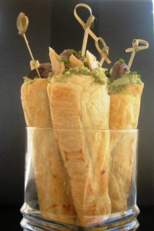 Conos de hojaldre rellenos de aguacate con anchoas y ventresca