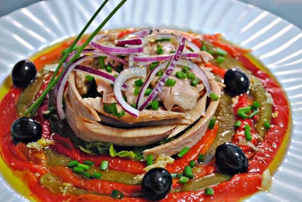 Ensalada de ventresca de Bonito del Norte con pimientos asados aliñados