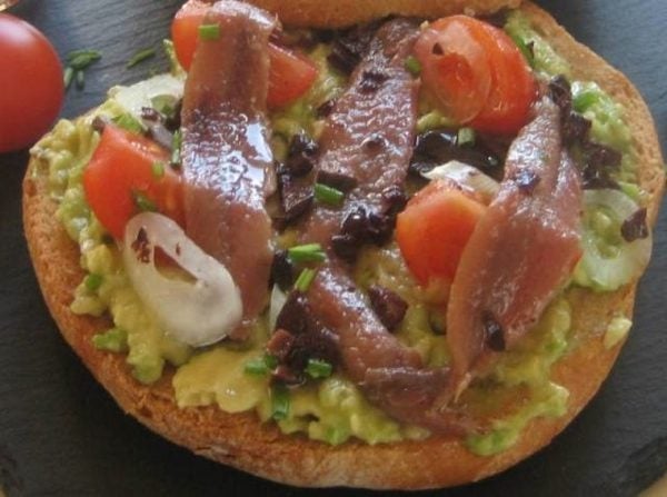 Tosta de aguacate y anchoas del Cantábrico