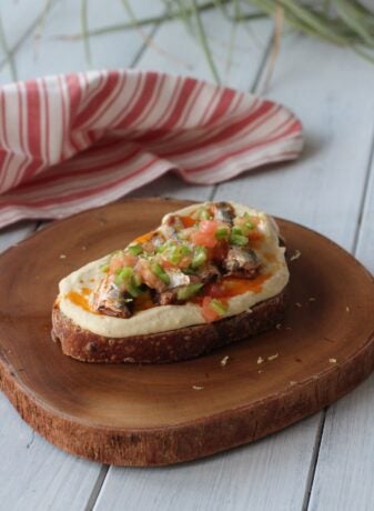 Tostada de hummus con sardinillas