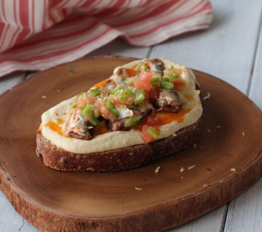 Tosta de hummus con sardinillas