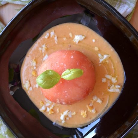 Tomate relleno de mousse de ventresca de atún sobre salmorejo de albahaca