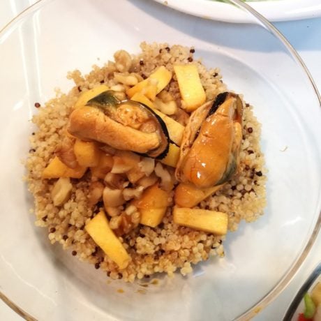 Ensalada de quinoa con mango, melocotón, mejillones en escabeche y nueces
