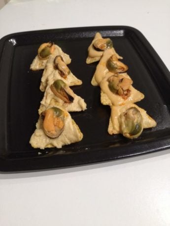 nachos con hummus y mejillones