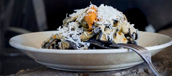 Espagueti al nero di sepia con salsa de mejillones