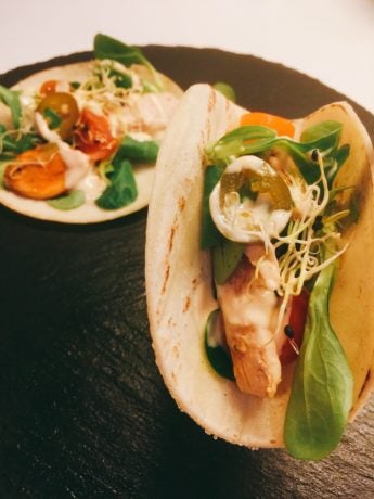 Tacos de cogote de bonito, brotes de ajo y mejillón