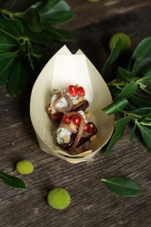 Canapé de Navidad con dátil, cabrales y anchoa
