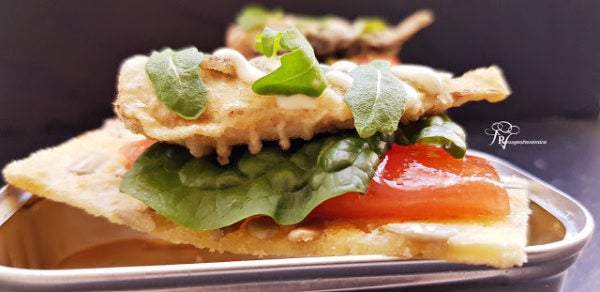 Canapés navideños gourmet: tempura de sardinillas picante