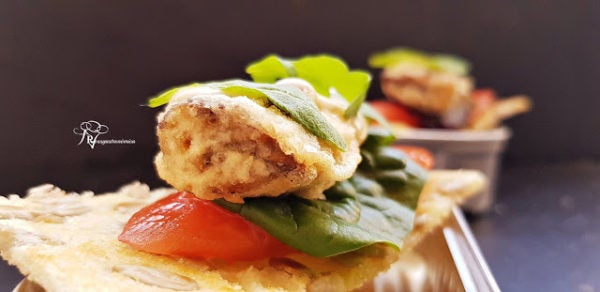 Canapés navideños gourmet de sardinillas picantes en tempura