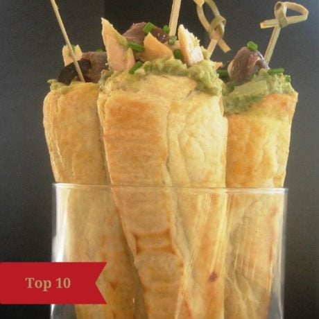 Conos de hojaldre rellenos de aguacate con anchoas y ventresca de bonito