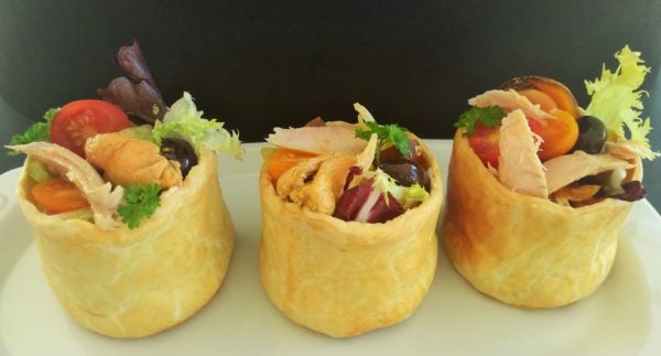 Canapés navideños de ventresca y mejillones