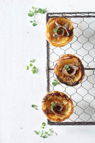 Nidos de hojaldre rellenos de mar y montaña