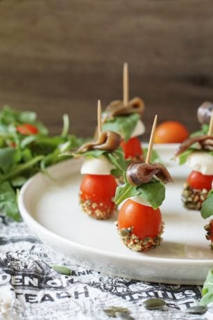 Pintxo navideño de tomate, queso y anchoa
