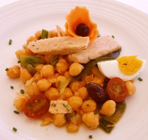 Ensalada de garbanzos con lomos de Bonito del Norte