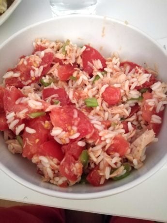 Ensalada de arroz con tomate y bonito en escabeche