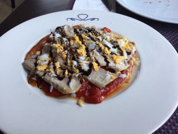 Ensalada de pimientos asados con lomos de atún