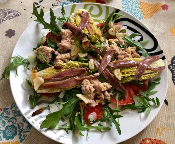 Ensalada templada de cogollos de lechuga braseada con atún, anchoas y aliño de bilbaína