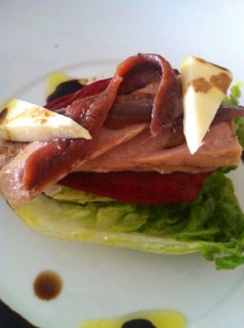 Txalupa del Cantábrico con anchoas y ventresca
