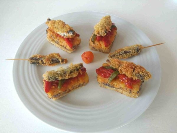 Canapés navideños de sardinillas