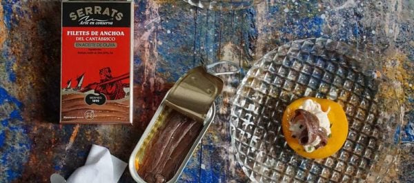 Canapés navideños de melocotones rellenos