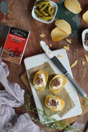 Canapé de patatas con queso a la naranja y anchoa del Cantábrico