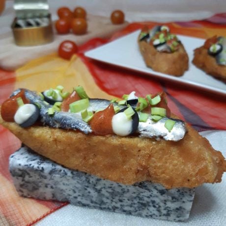Torrijas saladas con sardinillas