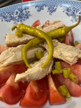 Ensalada de tomate rama con cogote de bonito y piparras
