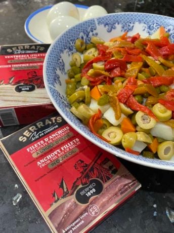 Aceitunas, pepinillos, pimiento rojo y piparras para la ensaladilla rusa