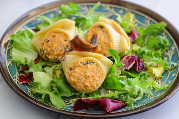 Ensalada con caracolas rellenas de crema de anchoas
