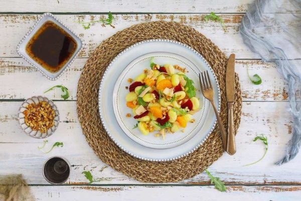 Ensalada de ñoquis con mandarina, remolacha y bonito del Norte