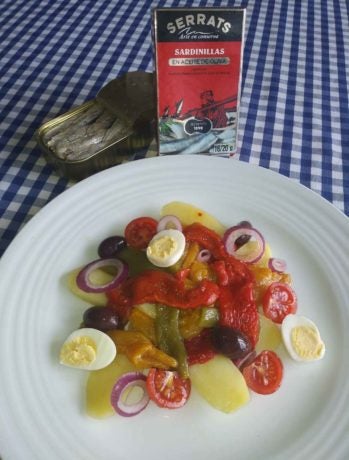 Ensalada preparada para añadir las sardinillas